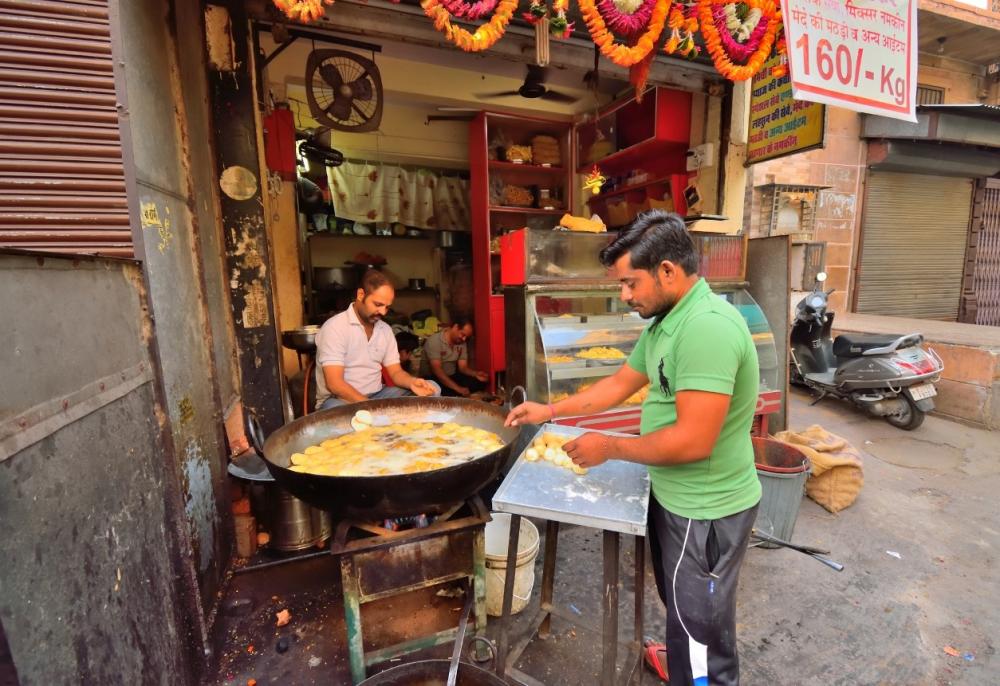 The Weekend Leader - Kanpur Jail's Initiative: Former and Current Inmates Serve as Chefs and Delivery Executives in New Food Outlet